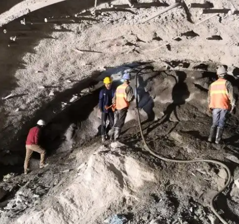 达日拱顶带模注浆料的施工流程及注意事项